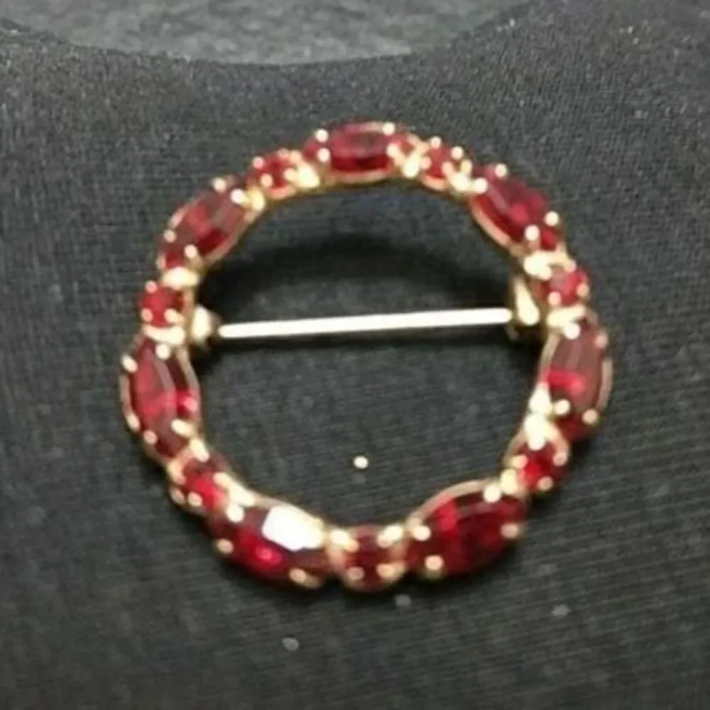 Vintage gold tone round pin w red rhinestones